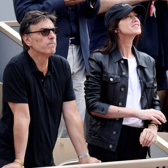 Charlotte Gainsbourg, son compagnon Yvan Attal dans les tribunes lors des Internationaux de France de Tennis de Roland Garros 2022. Paris, le 5 juin 2022. © Dominique Jacovides/Bestimage 