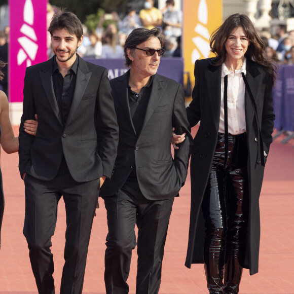 Ben Attal, Yvan Attal et Charlotte Gainsbourg ( présidente du jury) - Première du film "Les choses humaines" lors de la 47éme édition du Festival du Cinéma Américain de Deauville le 11 septembre 2021. © Olivier Borde / Bestimage 