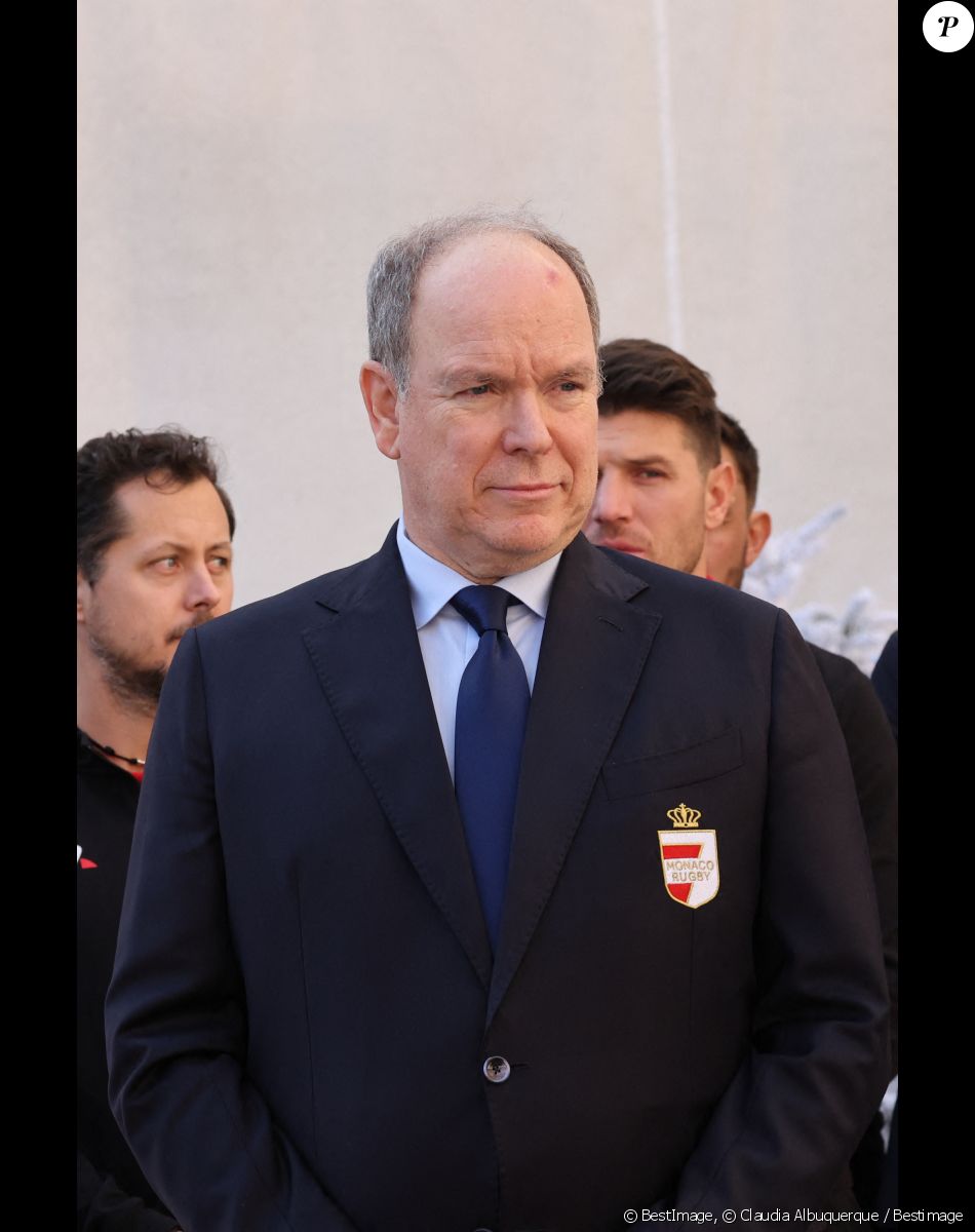 Présentation du trophée de "Champion de France" de Rugby à 7 au prince Albert II de Monaco par l'équipe de Monaco au palais à Monaco le 23 décembre 2022. © Claudia Albuquerque / Bestimage