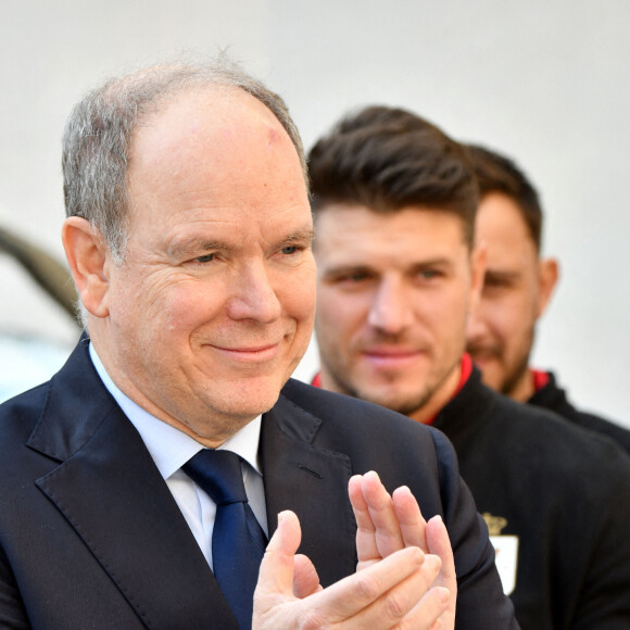 Le prince Albert II de Monaco durant la présentation du trophée de "Champion de France" de Rugby à 7 au Palais princier de Monaco, le 23 décembre 2022, pour l'équipe Monaco Rugby Seven, sacrée championne lors de la finale le 19 novembre 2022. © Bruno Bebert / Bestimage 
