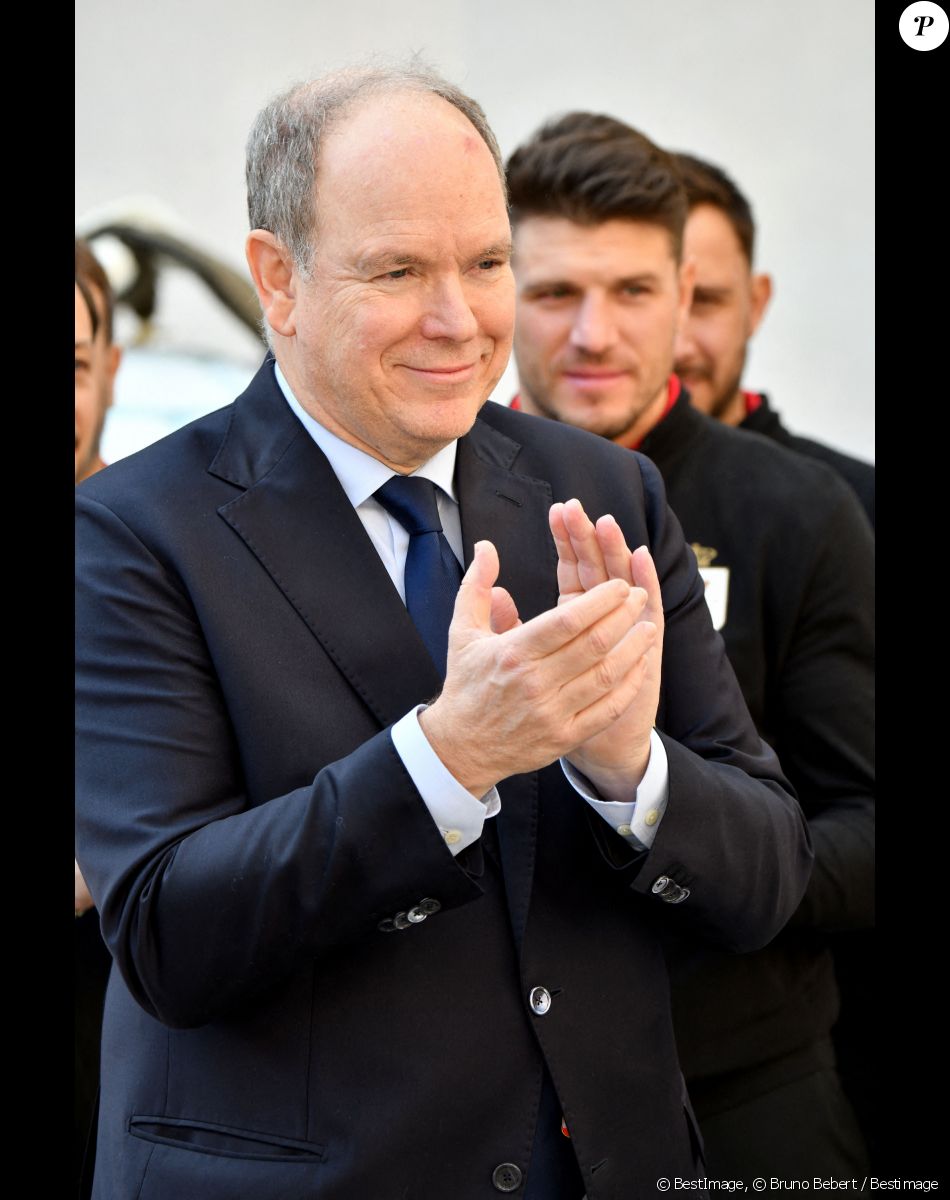 Le prince Albert II de Monaco durant la présentation du trophée de "Champion de France" de Rugby à 7 au Palais princier de Monaco, le 23 décembre 2022, pour l'équipe Monaco Rugby Seven, sacrée championne lors de la finale le 19 novembre 2022. © Bruno Bebert / Bestimage