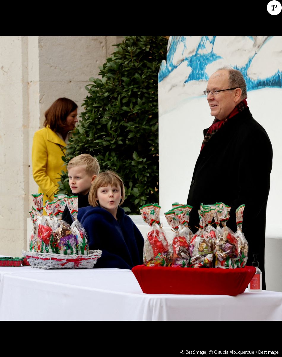 Le prince Albert II de Monaco et ses enfants Le prince héréditaire Jacques de Monaco et La princesse Gabriella de Monaco lors du traditionnel arbre de Noël du palais princier à Monaco le 14 décembre 2022. Le couple princier et leurs enfants ont distribué cadeaux et friandises aux enfants monégasques, dans la cour du Palais. © Claudia Albuquerque / Bestimage