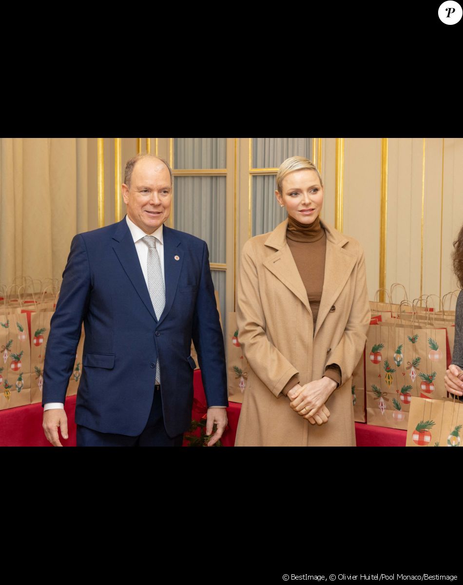 Le Prince Albert II et la princesse Charlène de Monaco assistent à la distribution des cadeaux de Noël de La Croix Rouge à Monte-Carlo, Monaco, le 13 décembre 2022. © Olivier Huitel/Pool Monaco/Bestimage