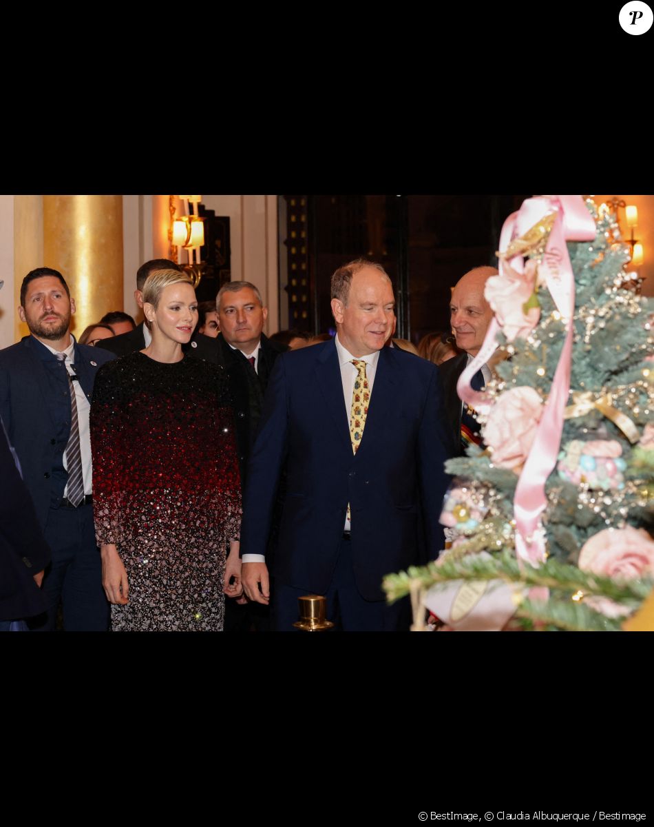 Exclusif - La princesse Charlene de Monaco et le prince Albert II de Monaco - Le prince Albert II de Monaco et la princesse Charlene visitent l'exposition des sapins de Action Innocence Monaco et soufflent les bougies du 20ème anniversaire de l'association à l'hôtel de Paris le 13 décembre 2022. © Claudia Albuquerque / Bestimage