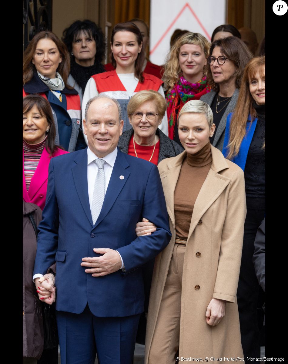 Le Prince Albert II et la princesse Charlène de Monaco assistent à la distribution des cadeaux de Noël de La Croix Rouge à Monte-Carlo, Monaco, le 13 décembre 2022. © Olivier Huitel/Pool Monaco/Bestimage