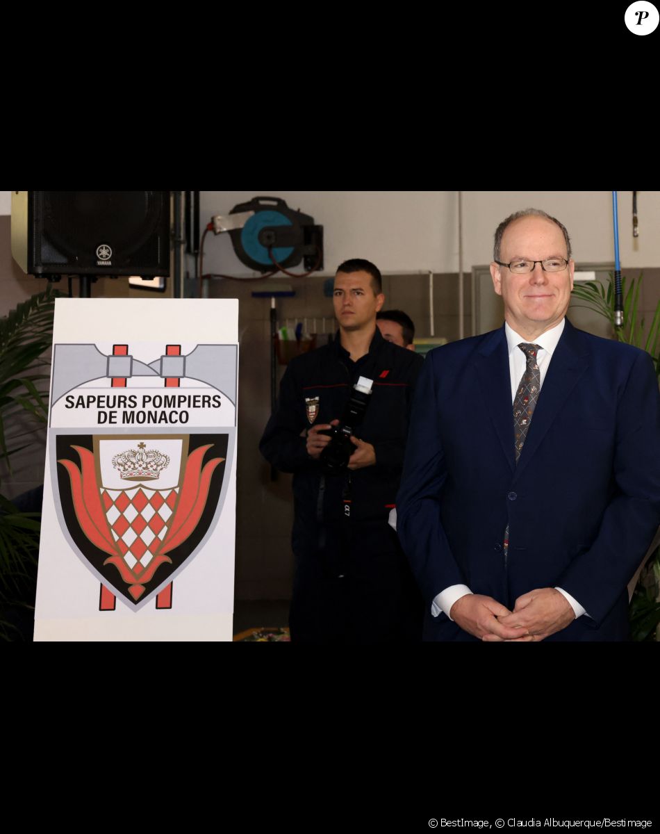 Le prince Albert II de Monaco - Cérémonie religieuse de la Sainte-Barbe (sainte patronne des sapeurs-pompiers) en l'église Saint-Nicolas puis à la caserne des sapeurs-pompiers de Monaco le 4 décembre 2022. © Claudia Albuquerque/Bestimage
