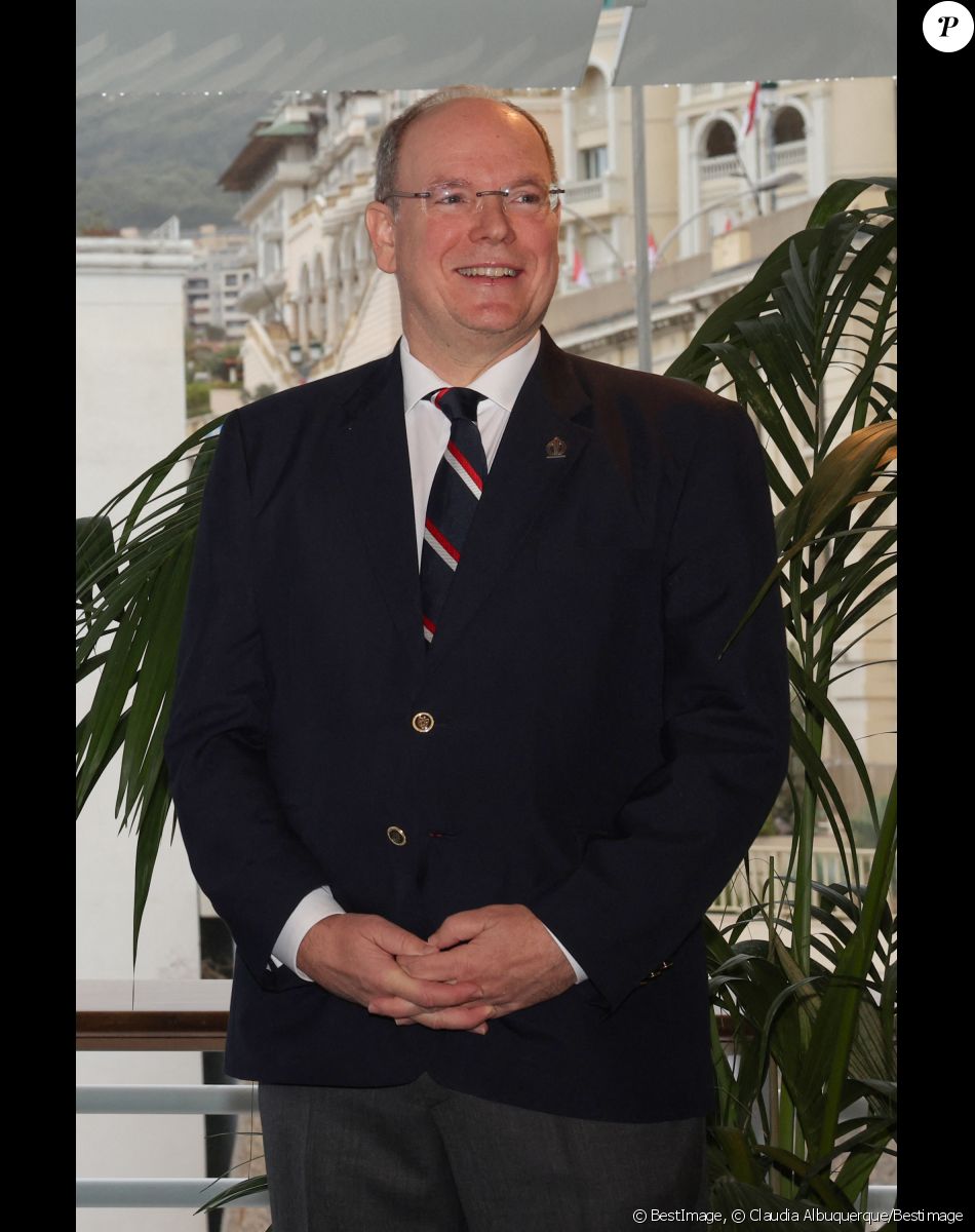 Le prince Albert II de Monaco durant la conférence de presse "Le Tour de France à Monaco en 2024" depuis le Yacht Club de Monaco. Le 3 décembre 2022. © Claudia Albuquerque / Bestimage Le départ de la dernière étape du Tour de France 2024 aura lieu depuis la Principauté de Monaco. Cette dernière étape se déroulera le dimanche 21 juillet 2024 sous le format d'un contre-la-montre final entre Monaco et Nice.
