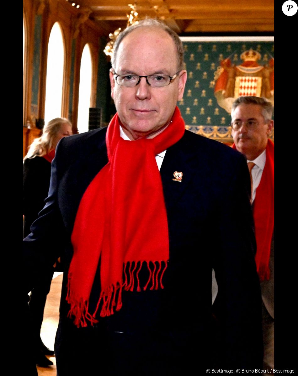Le prince Albert II de Monaco, la princesse Stéphanie et sa fille Camille Gottlieb ont participé au déploiement des "Courtepointes" en mémoire des victimes du SIDA, au Musée Océanographique de Monaco. L'opération "Courtepointes" (dixième édition), est un travail artistique sur toile, individuel et collectif qui rend hommage aux personnes disparues du Sida. Cette démarche de mémoire a été initiée par la fondation "Names Project Aids Memorial Quilt" afin d'illustrer les ravages provoqués par cette maladie. Chaque courtepointe comprend huit toiles cousues entre elles, sur une surface de 4m x 4m; elles portent toutes le nom d'une personne disparue et ont toutes été réalisées par des personnes de Fight Aids Monaco, la plupart d'entre elles vivant avec le VIH. © Bruno Bébert / Bestimage