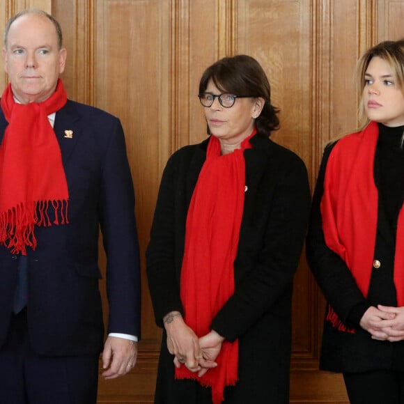 Le prince Albert II de Monaco, la princesse Stéphanie de Monaco, sa fille Camille Gottlieb lors du déploiement des courtepointes au musée océanographique de Monaco, le 1er décembre 2022. 