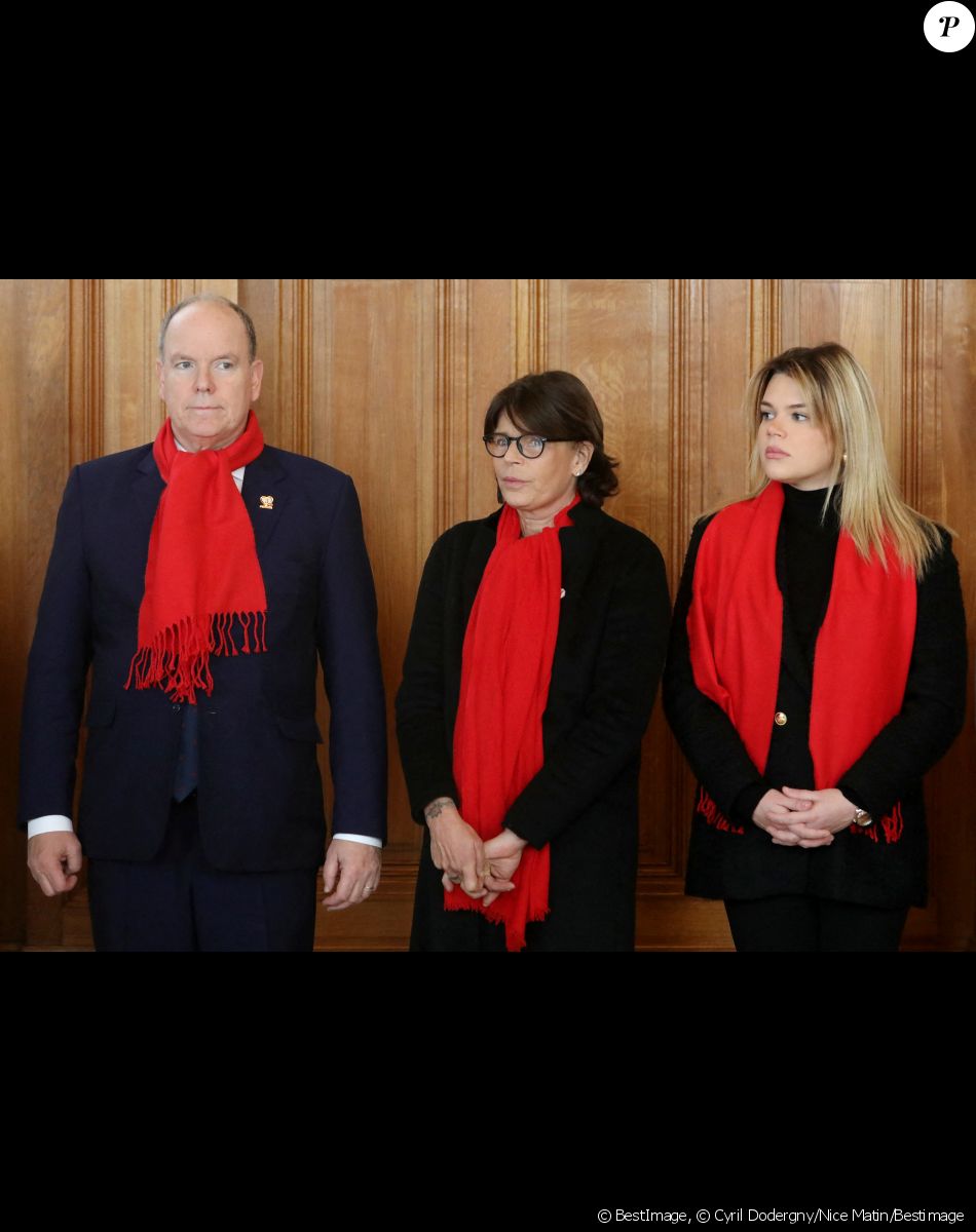 Le prince Albert II de Monaco, la princesse Stéphanie de Monaco, sa fille Camille Gottlieb lors du déploiement des courtepointes au musée océanographique de Monaco, le 1er décembre 2022.