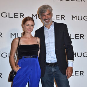 Alice Dufour (enceinte) et son compagnon François Vincentelli au photocall de l'exposition "Thierry Mugler: couturissime" au Musée des Arts Décoratifs (MAD) à Paris le 28 septembre 2021.