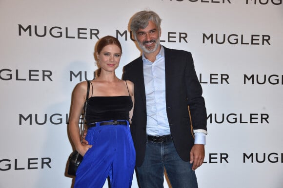 Alice Dufour (enceinte) et son compagnon François Vincentelli au photocall de l'exposition "Thierry Mugler: couturissime" au Musée des Arts Décoratifs (MAD) à Paris le 28 septembre 2021.