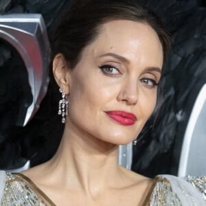 Angelina Jolie à la première du film "Maléfique : Le Pouvoir du mal" à l'Imax Odeon de Londres.