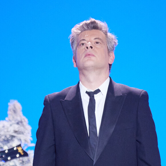 Exclusif - Benjamin Biolay lors de l'enregistrement d'un Grand show de Noël "Christmas Show" imaginé par B.Biolay avec une pléiade d'artistes prestigieux au Casino de Paris, France, le 29 septembre 2022, diffusé sur Canal+, le 21 décembre 2022.. © Cyril Moreau/Bestimage Un show événement de 90 minutes orchestré par BENJAMIN BIOLAY Mercredi 21 décembre à 21H sur CANAL+ et disponible sur myCANAL Quand Benjamin Biolay fête Noël, c'est sur CANAL+ ! "Depuis toujours, lorsque je suis en concert au mois de décembre, je termine par une chanson de Noël. Ça fait partie de ma culture intime et de ma culture pop... Ça vient de l'enfance, j'ai toujours aimé Noël et son folklore". Pour CANAL+, Benjamin Biolay a orchestré un show exceptionnel, réunissant autour de lui quelques amis venus réinterpréter de grands standards de Noël (mais pas que...). Dans la grande tradition des émissions américaines, BENJAMIN BIOLAY CHRISTMAS SHOW mêle allègrement musique et sketches. De "Vive le vent" à "Last Christmas I gave you my heart", en passant par "Jardin d'hiver", "All I want for Christmas is you" ou encore "Let it snow" et "Paroles, Paroles", Benjamin Biolay et ses invités revisitent de grandes chansons, en solo ou en duo, sur la scène du Casino de Paris, habillée aux couleurs de Noël. Benjamin Biolay sera ainsi entouré de : Amel Bent, Calogero, Jeanne Cherhal, Vincent Dedienne, Pete Doherty et Frédéric Lo, Nicolas Duvauchelle, Élodie Frégé, Ibeyi, Louane, Chiara Mastroianni, Kad Merad, Yael Naim et Melvil Poupaud. Au bar tenu par Jean­Charles Clichet, Benjamin Biolay et ses invités devisent joyeusement autour d'un verre. En deuxième partie de soirée, un film de 52 minutes nous emmènera dans les coulisses du tournage de cette émission exceptionnelle.