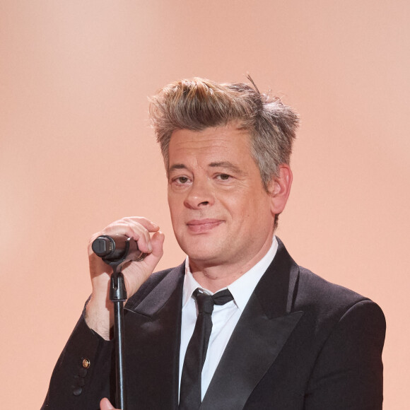 Exclusif - Benjamin Biolay lors de l'enregistrement d'un Grand show de Noël "Christmas Show" imaginé par B.Biolay avec une pléiade d'artistes prestigieux au Casino de Paris, France, le 29 septembre 2022, diffusé sur Canal+, le 21 décembre 2022.. © Cyril Moreau/Bestimage Un show événement de 90 minutes orchestré par BENJAMIN BIOLAY Mercredi 21 décembre à 21H sur CANAL+ et disponible sur myCANAL Quand Benjamin Biolay fête Noël, c'est sur CANAL+ ! "Depuis toujours, lorsque je suis en concert au mois de décembre, je termine par une chanson de Noël. Ça fait partie de ma culture intime et de ma culture pop... Ça vient de l'enfance, j'ai toujours aimé Noël et son folklore". Pour CANAL+, Benjamin Biolay a orchestré un show exceptionnel, réunissant autour de lui quelques amis venus réinterpréter de grands standards de Noël (mais pas que...). Dans la grande tradition des émissions américaines, BENJAMIN BIOLAY CHRISTMAS SHOW mêle allègrement musique et sketches. De "Vive le vent" à "Last Christmas I gave you my heart", en passant par "Jardin d'hiver", "All I want for Christmas is you" ou encore "Let it snow" et "Paroles, Paroles", Benjamin Biolay et ses invités revisitent de grandes chansons, en solo ou en duo, sur la scène du Casino de Paris, habillée aux couleurs de Noël. Benjamin Biolay sera ainsi entouré de : Amel Bent, Calogero, Jeanne Cherhal, Vincent Dedienne, Pete Doherty et Frédéric Lo, Nicolas Duvauchelle, Élodie Frégé, Ibeyi, Louane, Chiara Mastroianni, Kad Merad, Yael Naim et Melvil Poupaud. Au bar tenu par Jean­Charles Clichet, Benjamin Biolay et ses invités devisent joyeusement autour d'un verre. En deuxième partie de soirée, un film de 52 minutes nous emmènera dans les coulisses du tournage de cette émission exceptionnelle.