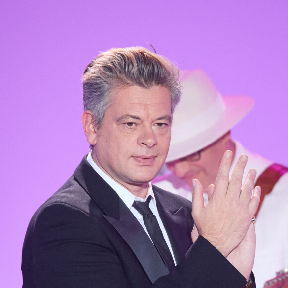 Exclusif - Benjamin Biolay lors de l'enregistrement d'un Grand show de Noël "Christmas Show" imaginé par B.Biolay avec une pléiade d'artistes prestigieux au Casino de Paris, France, le 29 septembre 2022, diffusé sur Canal+, le 21 décembre 2022.. © Cyril Moreau/Bestimage Un show événement de 90 minutes orchestré par BENJAMIN BIOLAY Mercredi 21 décembre à 21H sur CANAL+ et disponible sur myCANAL Quand Benjamin Biolay fête Noël, c'est sur CANAL+ ! "Depuis toujours, lorsque je suis en concert au mois de décembre, je termine par une chanson de Noël. Ça fait partie de ma culture intime et de ma culture pop... Ça vient de l'enfance, j'ai toujours aimé Noël et son folklore". Pour CANAL+, Benjamin Biolay a orchestré un show exceptionnel, réunissant autour de lui quelques amis venus réinterpréter de grands standards de Noël (mais pas que...). Dans la grande tradition des émissions américaines, BENJAMIN BIOLAY CHRISTMAS SHOW mêle allègrement musique et sketches. De "Vive le vent" à "Last Christmas I gave you my heart", en passant par "Jardin d'hiver", "All I want for Christmas is you" ou encore "Let it snow" et "Paroles, Paroles", Benjamin Biolay et ses invités revisitent de grandes chansons, en solo ou en duo, sur la scène du Casino de Paris, habillée aux couleurs de Noël. Benjamin Biolay sera ainsi entouré de : Amel Bent, Calogero, Jeanne Cherhal, Vincent Dedienne, Pete Doherty et Frédéric Lo, Nicolas Duvauchelle, Élodie Frégé, Ibeyi, Louane, Chiara Mastroianni, Kad Merad, Yael Naim et Melvil Poupaud. Au bar tenu par Jean­Charles Clichet, Benjamin Biolay et ses invités devisent joyeusement autour d'un verre. En deuxième partie de soirée, un film de 52 minutes nous emmènera dans les coulisses du tournage de cette émission exceptionnelle.