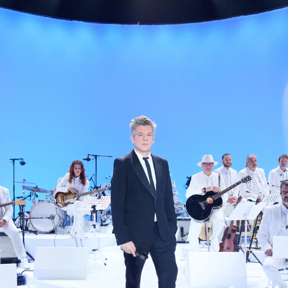 Exclusif - Benjamin Biolay lors de l'enregistrement d'un Grand show de Noël "Christmas Show" imaginé par B.Biolay avec une pléiade d'artistes prestigieux au Casino de Paris, France, le 29 septembre 2022, diffusé sur Canal+, le 21 décembre 2022.. © Cyril Moreau/Bestimage Un show événement de 90 minutes orchestré par BENJAMIN BIOLAY Mercredi 21 décembre à 21H sur CANAL+ et disponible sur myCANAL Quand Benjamin Biolay fête Noël, c'est sur CANAL+ ! "Depuis toujours, lorsque je suis en concert au mois de décembre, je termine par une chanson de Noël. Ça fait partie de ma culture intime et de ma culture pop... Ça vient de l'enfance, j'ai toujours aimé Noël et son folklore". Pour CANAL+, Benjamin Biolay a orchestré un show exceptionnel, réunissant autour de lui quelques amis venus réinterpréter de grands standards de Noël (mais pas que...). Dans la grande tradition des émissions américaines, BENJAMIN BIOLAY CHRISTMAS SHOW mêle allègrement musique et sketches. De "Vive le vent" à "Last Christmas I gave you my heart", en passant par "Jardin d'hiver", "All I want for Christmas is you" ou encore "Let it snow" et "Paroles, Paroles", Benjamin Biolay et ses invités revisitent de grandes chansons, en solo ou en duo, sur la scène du Casino de Paris, habillée aux couleurs de Noël. Benjamin Biolay sera ainsi entouré de : Amel Bent, Calogero, Jeanne Cherhal, Vincent Dedienne, Pete Doherty et Frédéric Lo, Nicolas Duvauchelle, Élodie Frégé, Ibeyi, Louane, Chiara Mastroianni, Kad Merad, Yael Naim et Melvil Poupaud. Au bar tenu par Jean­Charles Clichet, Benjamin Biolay et ses invités devisent joyeusement autour d'un verre. En deuxième partie de soirée, un film de 52 minutes nous emmènera dans les coulisses du tournage de cette émission exceptionnelle.