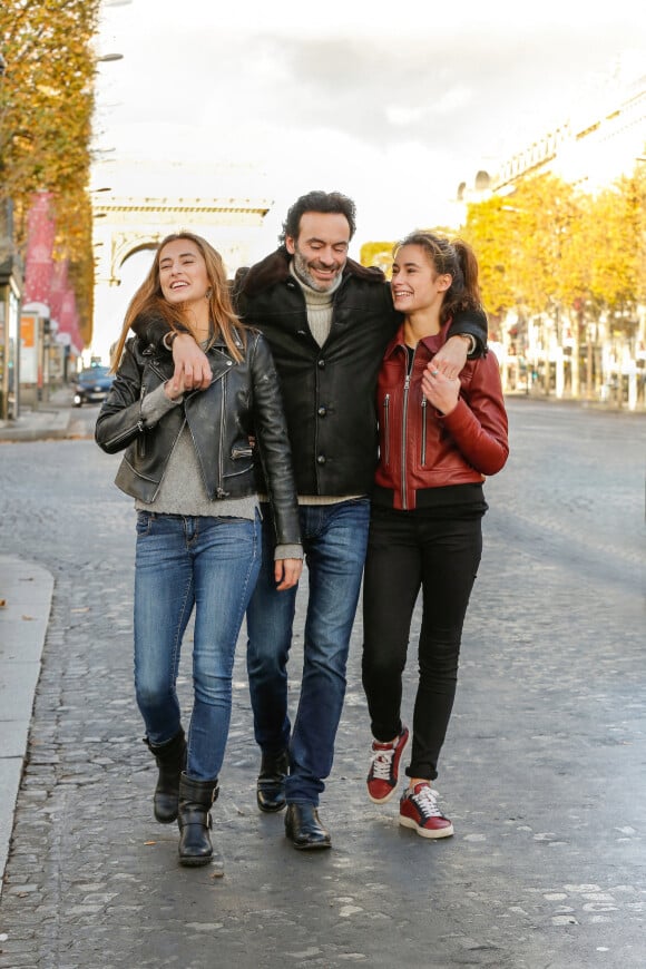 Exclusif - Rendez-vous avec Anthony Delon et ses filles Loup et Liv sur les Champs-Elysées à Paris, France. © Philippe Doignon/Bestimage 