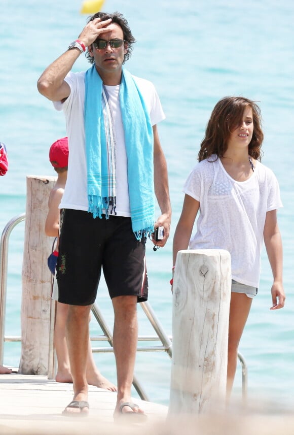 Anthony Delon et ses filles Loup et Liv reviennent d'une promenade en bateau et debarquent au Club 55 a Saint-Tropez. Le 9 juillet 2013 