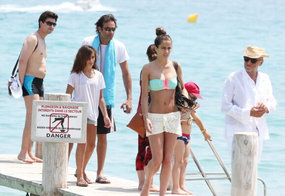 Anthony Delon et ses filles Loup et Liv reviennent d'une promenade en bateau et debarquent au Club 55 a Saint-Tropez. Le 9 juillet 2013 