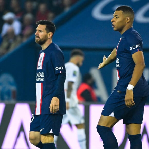 Kylian Mbappé et Lionel Messi - Match de Ligue 1 Uber Eats "PSG -OM" (1-0) au Parc des Princes à Paris le 16 octobre 2022.