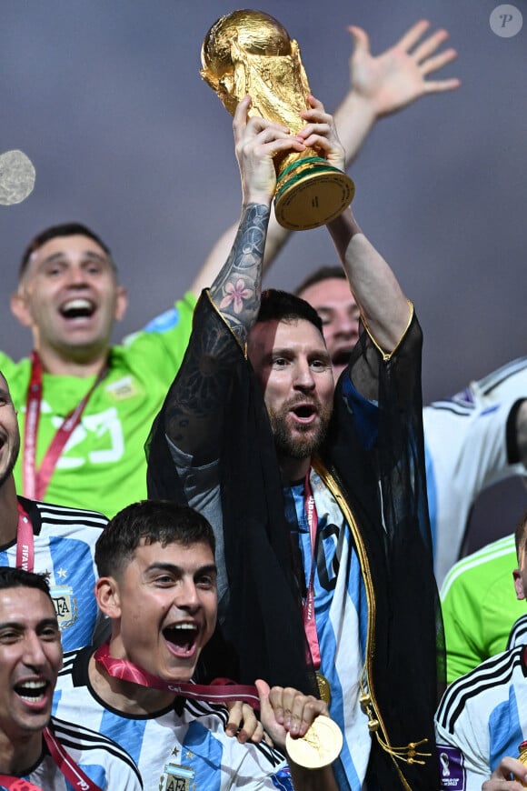 Lionel (Leo) Messi (meilleur joueur de la Coupe du monde 2022) avec la coupe du Monde - Remise du trophée de la Coupe du Monde 2022 au Qatar (FIFA World Cup Qatar 2022). Doha, le 18 décembre 2022. © Philippe Perusseau / Bestimage