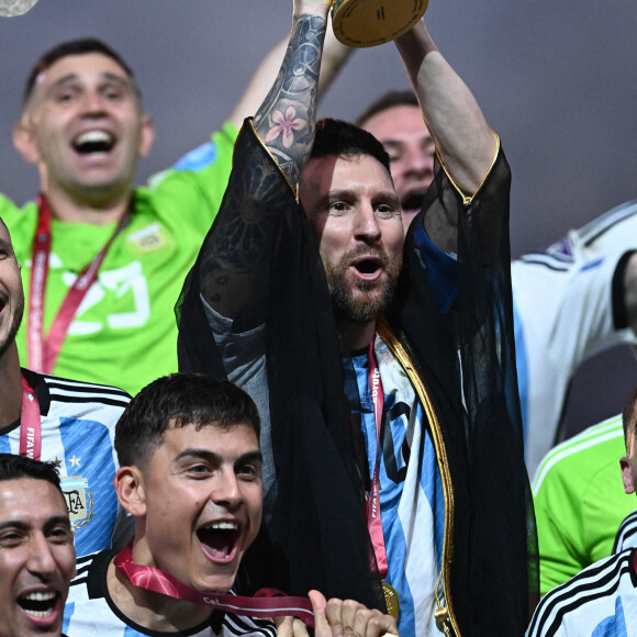 Lionel (Leo) Messi (meilleur joueur de la Coupe du monde 2022) avec la coupe du Monde - Remise du trophée de la Coupe du Monde 2022 au Qatar (FIFA World Cup Qatar 2022). Doha, le 18 décembre 2022. © Philippe Perusseau / Bestimage