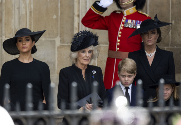 Meghan Markle, Camilla Parker Bowles, reine consort d'Angleterre, Le prince George de Galles,La princesse Charlotte de Galles,Catherine (Kate) Middleton, princesse de Galles - Procession du cercueil de la reine Elizabeth II d'Angleterre de Wesminster Hall où il était exposé au public, jusqu'à l'Abbaye de Westminster. Le cercueil est installé sur l'affût du canon, puis tiré par 142 marins de la Royal Navy à l'aide de cordages, dans la plus pure tradition de la monarchie britannique. Cette tradition remonte aux funérailles d'Etat de la reine Victoria en février 1901. Londres, le 19 septembre 2022. 