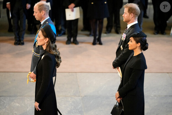 Le prince de Galles William, Kate Catherine Middleton, princesse de Galles, le prince Harry, duc de Sussex, Meghan Markle, duchesse de Sussex - Intérieur - Procession cérémonielle du cercueil de la reine Elisabeth II du palais de Buckingham à Westminster Hall à Londres. Le 14 septembre 2022 