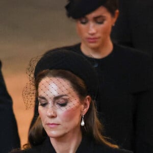 Meghan Markle, duchesse de Sussex, Catherine (Kate) Middleton, princesse de Galles - Intérieur - Procession cérémonielle du cercueil de la reine Elisabeth II du palais de Buckingham à Westminster Hall à Londres, où les Britanniques et les touristes du monde entier pourront lui rendre hommage jusqu'à ses obsèques prévues le 19 septembre 2022. Le 14 septembre 2022. 