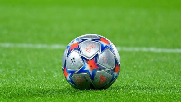 Un footballeur français bien connu attrapé avec une énorme quantité de drogue dans un aéroport parisien