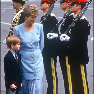 Lady Diana avec ses enfants Harry et William en visite en Allemagne en 1993. 