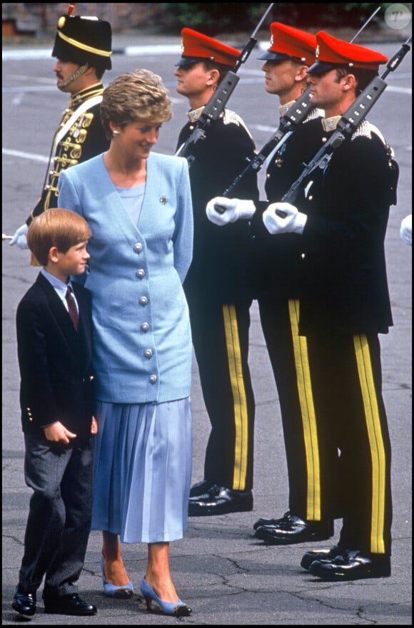 Lady Diana avec ses enfants Harry et William en visite en Allemagne en 1993. 