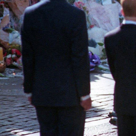 Archives - De dos : Le prince Charles, le prince Harry, le comte Charles Spencer, le prince William et le prince Philip, duc d'Edimbourg lors des obsèques de la princesse Diana. Le 6 septembre 1997 