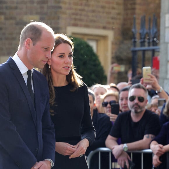 Le prince de Galles William et la princesse de Galles Kate Catherine Middleton à la rencontre de la foule devant le château de Windsor, suite au décès de la reine Elisabeth II d'Angleterre. Le 10 septembre 2022 