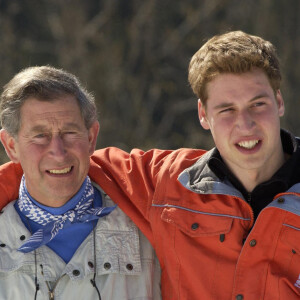 Le prince Charles, prince de Galles devenu l le roi Charles III d'Angleterre avec ses fils les princes Harry et William en 2002.