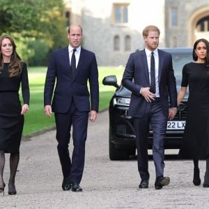 Kate Middleton, le prince William, le prince Harry et Meghan Markle à la rencontre de la foule devant le château de Windsor, suite au décès de la reine Elizabeth II d'Angleterre. Le 10 septembre 2022.