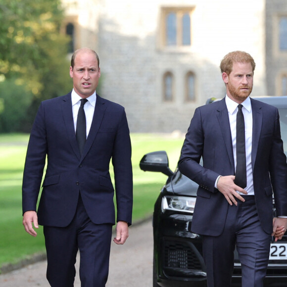 Kate Middleton, le prince William, le prince Harry et Meghan Markle à la rencontre de la foule devant le château de Windsor, suite au décès de la reine Elizabeth II d'Angleterre. Le 10 septembre 2022.