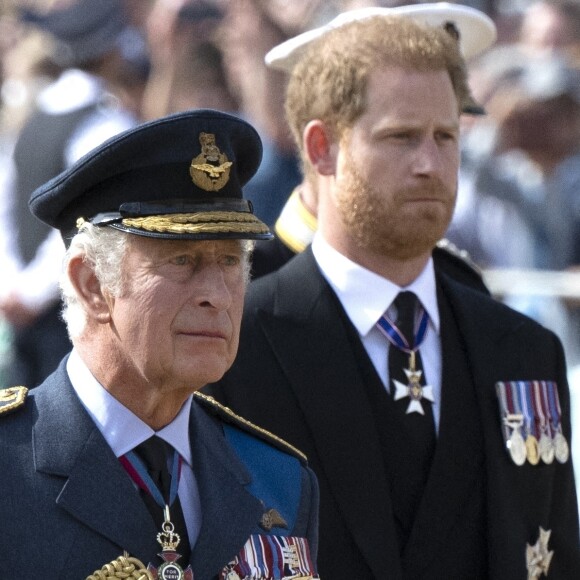 Le roi Charles III d'Angleterre, le prince Harry, duc de Sussex - Procession cérémonielle du cercueil de la reine Elizabeth II du palais de Buckingham à Westminster Hall à Londres.