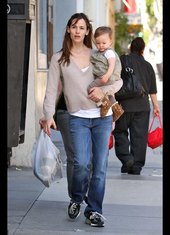 Jennifer Garner et sa fille Seraphina font du shopping (17 février 2010 / Santa Monica)