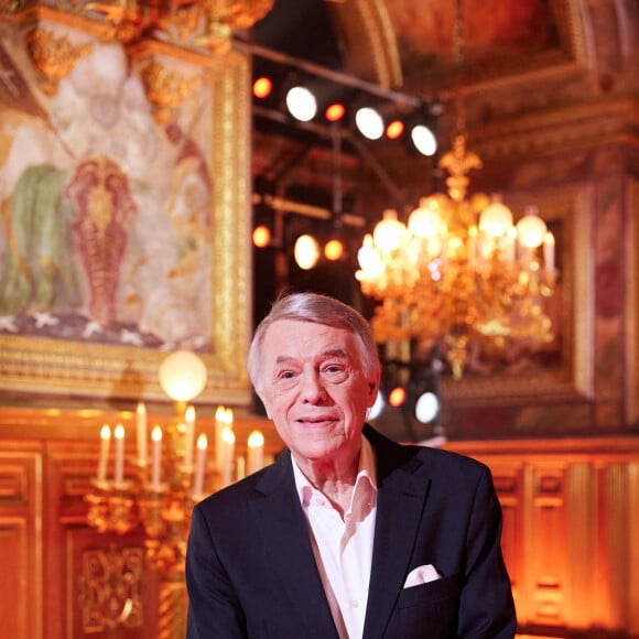 Exclusif - NSalvatore Adamo - Backstage - Enregistrement de l'émission "La grande soirée du 31 à Fontainebleau" au Château de Fontainebleau, diffusée le 31 décembre sur France 2 © Cyril Moreau-Tiziano Da Silva / Bestimage Pour clore cette année 2022 en beauté, France Télévisions, fidèle à son engagement en faveur du patrimoine, offre à son public une soirée de réveillon populaire et festive au château de Fontainebleau, animée par S.Bern. France Télévisions marque une fois encore, au travers de cette soirée exceptionnelle, l'engagement du service public en faveur du spectacle vivant, de la musique et du patrimoine. Les équipes de France Télévisions, d'Electron Libre/Kisayang et de France 2 se sont installées au château de Fontainebleau pour organiser cet événement musical aussi populaire qu'éclectique. C'est ici, au coeur de la salle de Bal, de la galerie François Ier, du grand Escalier ou la cour d'Honneur, que nous allons faire la fête, chanter et danser sur des rythmes disco. Un endroit étonnant, sublimé pour cette soirée, orchestrée par S.Bern entouré de chanteurs, d'artistes aux multiples talents et des danseurs de la troupe du Paradis Latin, sous la direction artistique de K.Ouali ! Les troupes du Paradis Latin, Moulin Rouge, le Cirque d'Hiver Bouglione, le Cirque Phénix et les Folies Gruss, enchanteront ce réveillon avec des visuels magiques au château de Fontainebleau. Pour accueillir le passage à la nouvelle année, un feu d'artifice exceptionnel, d'une dizaine de minutes, sera tiré des jardins du château de Fontainebleau et retransmis sur France 2 et dans plusieurs pays à travers le monde. Ce feu sera spécialement conçu pour les téléspectateurs de France 2 par D.Proteau, directeur artistique de Ruggieri, sur une bande originale créée par le duo de DJs Ofenbach. Quand l'électro rencontre le patrimoine, le résultat est incroyable ! Ofenbach, le duo électro Made In France qui met le feu aux plus grandes scènes internationales avec ses mix, a même été classé par le magazine Vanity Fair en 2018 parmi les 50 Français les plus influents au monde ! Fontainebleau en quelques mots... Haut lieu de l'histoire de France, et joyaux du patrimoine français, classé au Patrimoine mondial de l'Unesco, le château de Fontainebleau a été l'une des demeures emblématique des souverains français de François Ier à Napoléon III. À la fois de style Renaissance, et classique, le château de Fontainebleau témoigne de la rencontre entre l'art italien et la tradition française exprimée tant dans son architecture que dans ses décors intérieurs. L'émission sera diffusée sur TV5 Monde. Evénement en partenariat avec Spotify et France Bleu qui diffusera la soirée en simultané sur son antenne. 