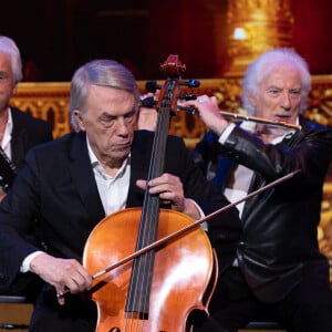 Exclusif - Gérard Lenorman, Salvatore Adamo, Hugues Aufray - Tournage de l'émission "La Fine Equipe de Pierre Palmade", diffusée le 25 juin sur France 2 © Cyril Moreau-Tiziano Da Silva / Bestimage France Télévisions lance une nouvelle création de divertissement, une soirée événement orchestrée par P.Palmade et ses amis. Lors de cette soirée mythique placée sous le signe de l'humour, de la comédie et de la musique, près de 45 artistes se réunissent autour de P.Palmade pour chanter, faire des sketchs, s'amuser, rire et vous faire rire comme à l'époque des grandes émissions de variétés où les stars venaient juste pour le plaisir. Ils ont tous accepté de jouer le jeu en venant participer à cette émission événementielle. Dans des décors conçus spécialement pour ce show, tous ces artistes joueront de nombreux sketchs écrits pour l'occasion par P.Palmade, le samedi 25 juin 2022 sur France 2 à 21.10. Ne ratez pas N.Baye en call-girl, M.Robin et P.Palmade dans la peau de " Laurel et Hardy " ou de " Marie-Antoinette et Louis XVI ", mais aussi C.Bouquet en " Joconde ", etc. Ces mêmes artistes reprendront également des sketchs célèbres (" Le Scrabble ", " L'après dîner "...) en formant à chaque fois des duos inédits. Aussi des artistes de variétés d'aujourd'hui rendront hommage aux stars de la chanson d'hier en s'échangeant leurs chansons dans des duos étonnants et improbables. Quand C.Willem chante " Le chat botté ", C.Goya, elle, reprend " Double jeu ", ou encore V.Niclo qui reprend " Vanina " " La fine équipe ", c'est le défi fou que s'est lancé P.Palmade avec ce casting d'exception. Générosité, partage, bonne humeur et complicité seront les maîtres mots de ce divertissement original. 