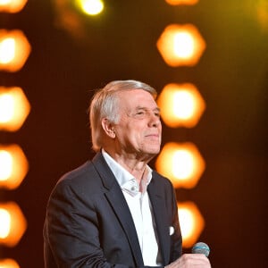 Exclusif - Salvatore Adamo - Enregistrement de l'émission "Chantons Aznavour" aux Folies Bergère à Paris, diffusée le 10 décembre à 21h05 sur France 3 Avec 180 millions de disques vendus à travers le monde, plus de 80 ans de carrière et quelque 1 300 chansons à son actif, Charles Aznavour est une légende de la chanson française. Dany Brillant, l'un de ses admirateurs inconditionnels, lui rendra hommage lors d'une soirée exceptionnelle sur France 3. Entouré d'une pléiade d'artistes, Dany Brillant animera en qualité de maître de cérémonie ce show. Il fera résonner la voix de celui qu'il considère comme son père spirituel, en reprenant les plus grandes chansons de Charles Aznavour sur la magnifique scène des Folies Bergère. Certains ont eu la chance de le connaître, d'autres, de collaborer le temps d'une chanson... Au détour de reprises inédites en duo ou en solo, ils nous feront partager leurs souvenirs, leurs émotions et leur bonheur d'avoir croisé la route de celui qu'ils présentent comme le " patron ". De la musique... et des images. À travers des documents d'archives rares et pour certains inédits, nous retracerons la vie de l'artiste français le plus connu au monde : ses débuts difficiles, sa rencontre avec le succès, sa passion pour le jazz et... le rap, ses engagements, sa carrière internationale, ses duos célèbres... © Pierre Perusseau / Bestimage 