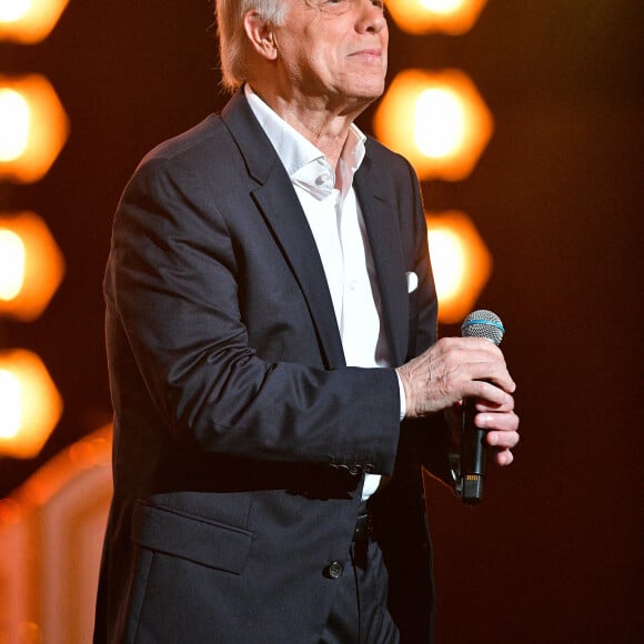 Exclusif - Salvatore Adamo - Enregistrement de l'émission "Chantons Aznavour" aux Folies Bergère à Paris, diffusée le 10 décembre à 21h05 sur France 3 Avec 180 millions de disques vendus à travers le monde, plus de 80 ans de carrière et quelque 1 300 chansons à son actif, Charles Aznavour est une légende de la chanson française. Dany Brillant, l'un de ses admirateurs inconditionnels, lui rendra hommage lors d'une soirée exceptionnelle sur France 3. Entouré d'une pléiade d'artistes, Dany Brillant animera en qualité de maître de cérémonie ce show. Il fera résonner la voix de celui qu'il considère comme son père spirituel, en reprenant les plus grandes chansons de Charles Aznavour sur la magnifique scène des Folies Bergère. Certains ont eu la chance de le connaître, d'autres, de collaborer le temps d'une chanson... Au détour de reprises inédites en duo ou en solo, ils nous feront partager leurs souvenirs, leurs émotions et leur bonheur d'avoir croisé la route de celui qu'ils présentent comme le " patron ". De la musique... et des images. À travers des documents d'archives rares et pour certains inédits, nous retracerons la vie de l'artiste français le plus connu au monde : ses débuts difficiles, sa rencontre avec le succès, sa passion pour le jazz et... le rap, ses engagements, sa carrière internationale, ses duos célèbres... © Pierre Perusseau / Bestimage 