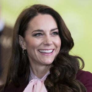 Le prince William, prince de Galles, et Catherine (Kate) Middleton, princesse de Galles, rencontrent Henry Dunov-Texeira, un Américain de 8 ans déguisé en garde britannique, à Somerville, Massachusetts, États-Unis, le 1er décembre 2022. Le couple princier visite "Greentown Labs" à Somerville pour en savoir plus sur les innovations climatiques incubées à Boston. 