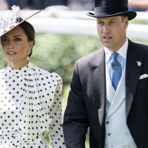 Le prince William, duc de Cambridge, et Catherine (Kate) Middleton, duchesse de Cambridge, lors du quatrième jour de la Royal Ascot 2022 à l'hippodrome d'Ascot dans le Berkshire, Royaume Uni, le 17 juin 2022. 