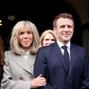 Le président français Emmanuel Macron et sa femme Brigitte arrivent à La Nouvelle-Orleans, accueillis par la maire de la ville LaToya Cantrell, à l'occasion de leur voyage officiel aux Etats-Unis. Le 2 décembre 2022 © Dominique Jacovides / Bestimage