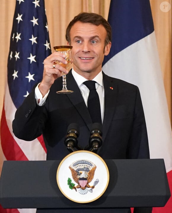 Le président Emmanuel Macron lors d'un déjeuner organisé par le secrétaire d'État américain Antony Blinken en l'honneur du président Emmanuel Macron et de Brigitte Macron, au Département d'État à Washington le 1er décembre 2022.