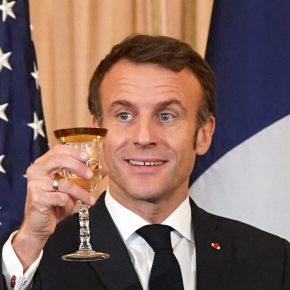 Le président Emmanuel Macron lors d'un déjeuner organisé par le secrétaire d'État américain Antony Blinken en l'honneur du président Emmanuel Macron et de Brigitte Macron, au Département d'État à Washington le 1er décembre 2022.
