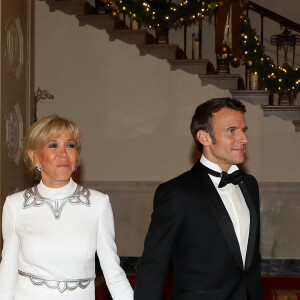 Le président Emmanuel Macron et sa femme Brigitte Macron lors de leur arrivée au dîner d'état à la Maison Blanche offert par le président des Etats-Unis à l'occasion de la visite d'état du président français et de la première dame le 1er décembre 2022. © Dominique Jacovides / Bestimage